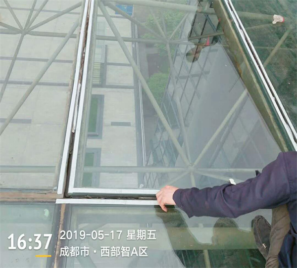 西部智谷玻璃维修案例