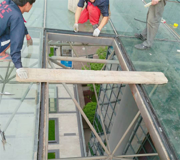 西部智谷玻璃维修案例